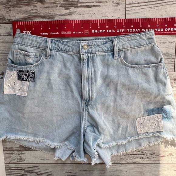 Hollister Curvy Ultra High Relaxed Mom Denim Shorts Eyelet Patch Sz 13 Waist 31 - Picture 3 of 5